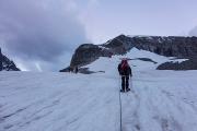 Sous les barres rocheuses