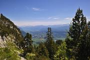 En descendant par le Pas de la Porte, le Mont Blanc au fond