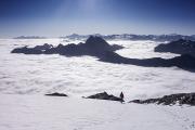 Tout petit au-dessus des nuages