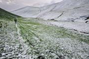 Marche au petit matin dans la neige