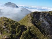  Sentier sur l'arête - Au fond, le Mont Charvin