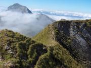  Sentier sur l'arête - Au fond, le Mont Charvin