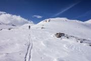 Trace dans la neige ventée et croûtée