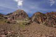 A gauche, la falaise du Jegihorn