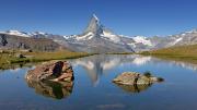 Le reflet parfait du Cervin dans le lac Stellissee