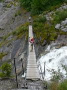 La passerelle au-dessus du torrent de Bionnassay, issu du glacier