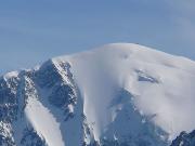 Photo "juste pour le fun" : en zoomant on aperçoit plusieurs cordées d'alpinistes près du sommet du Mont Blanc