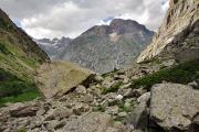 Quelques rochers au milieu du sentier