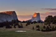 Dernières lueurs sur le Mont Aiguille et les rochers du Parquet