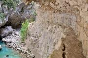 Un sentier taillé à travers la roche