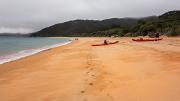 Sable orangé et plage déserte