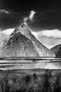 Le Mitre Peak, encore fumant de l'humidité de la nuit