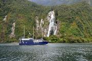 Une des nombreuses cascades du Milford Sound