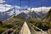 Passerelle face aux glaciers du Mont Sefton