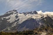 Petit randonneur face aux glaciers du Mont Sefton