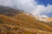 Des nuages mais pas que... de la vapeur sort aussi des failles secondaires du volcan