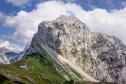 Le refuge Kamniška koča au pied de l'impresionnante face du Planjava 