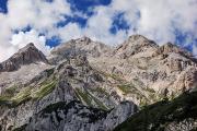 Triglav, on devine la Dom Planika au pied de la falaise